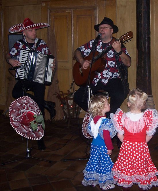 Mexicaanse mariachiband met danseressen